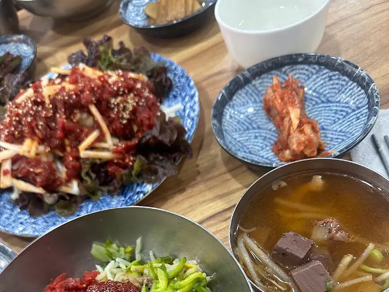 육회비빔밥과 밑반찬