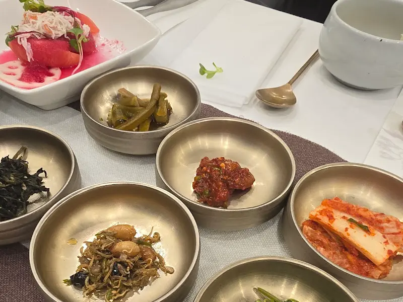 정갈하게 담긴 밑반찬들