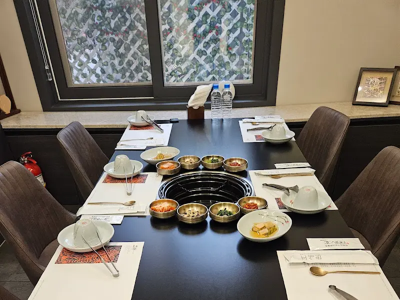 깔끔하게 세팅된 테이블