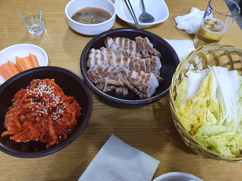 정갈하게 차려진 보쌈 한 상 차림