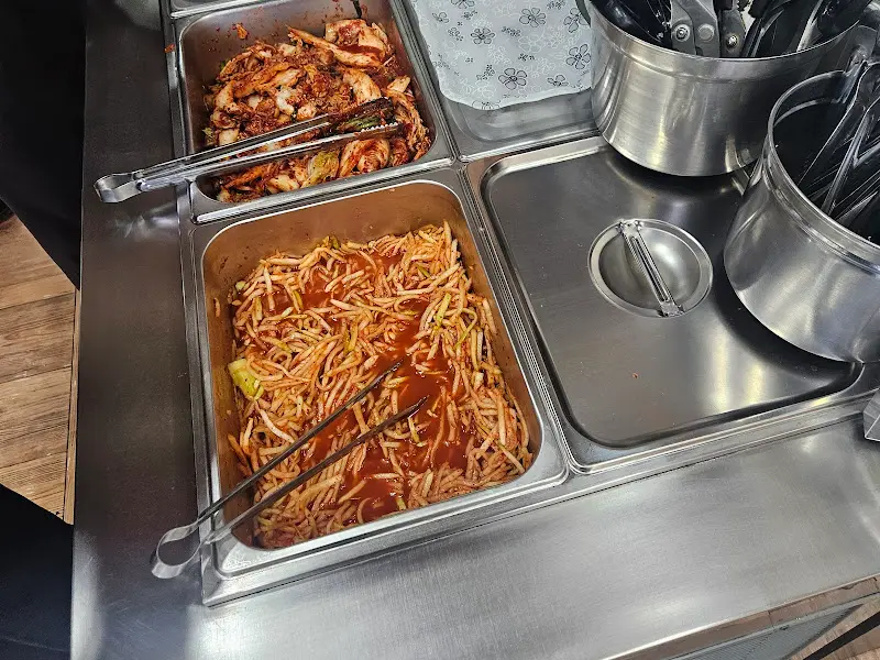 셀프 코너의 김치와 무생채