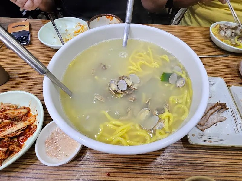 테이블 위의 칼국수