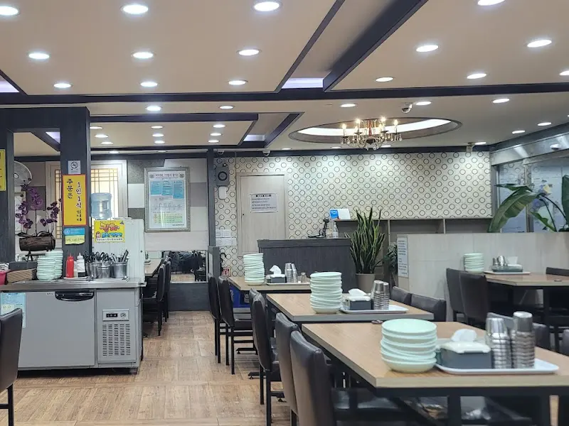 황도 바지락 칼국수 내부