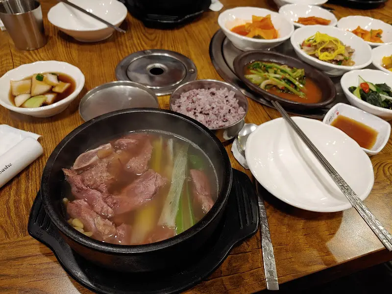갈비탕과 다양한 반찬이 차려진 테이블