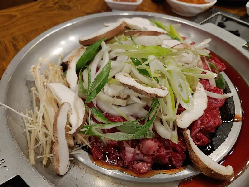 불판에 올려진 나뭇잎살