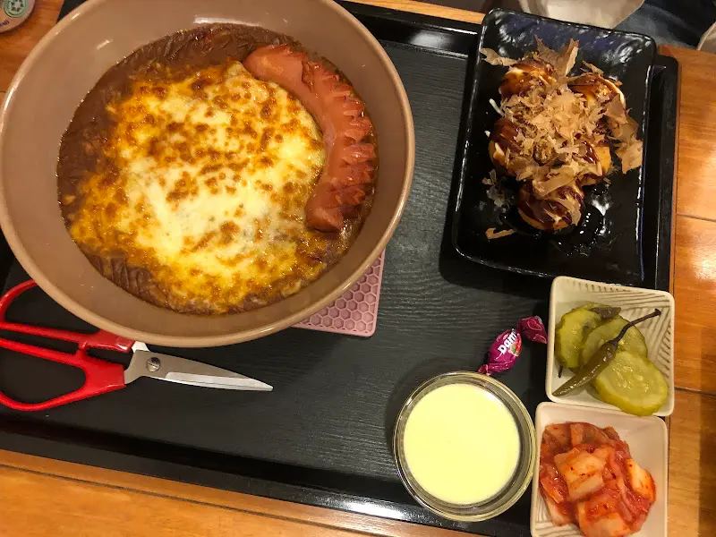 치즈와 소세지 토핑이 올려진 카레