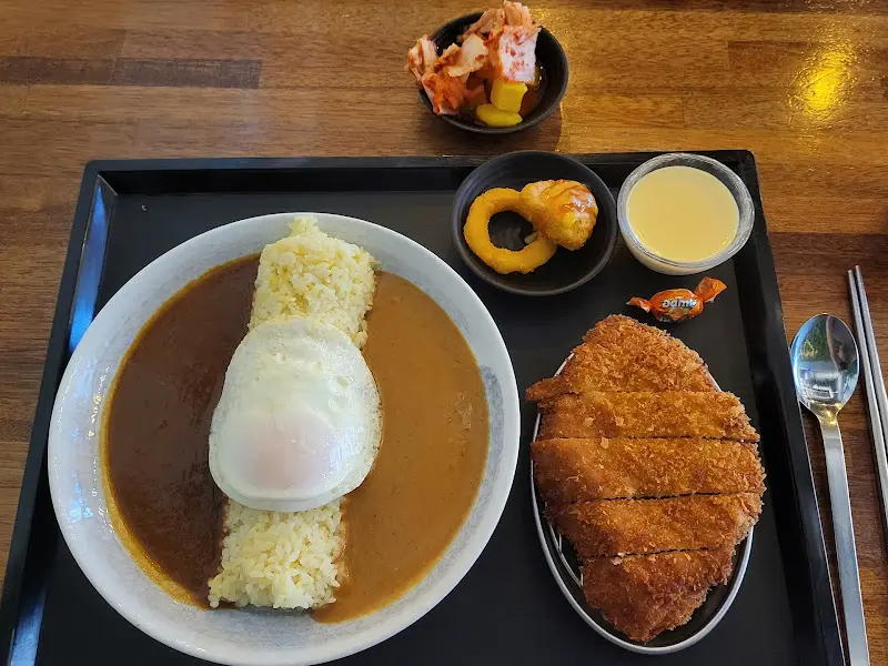 돈까스와 계란 토핑이 올려진 카레