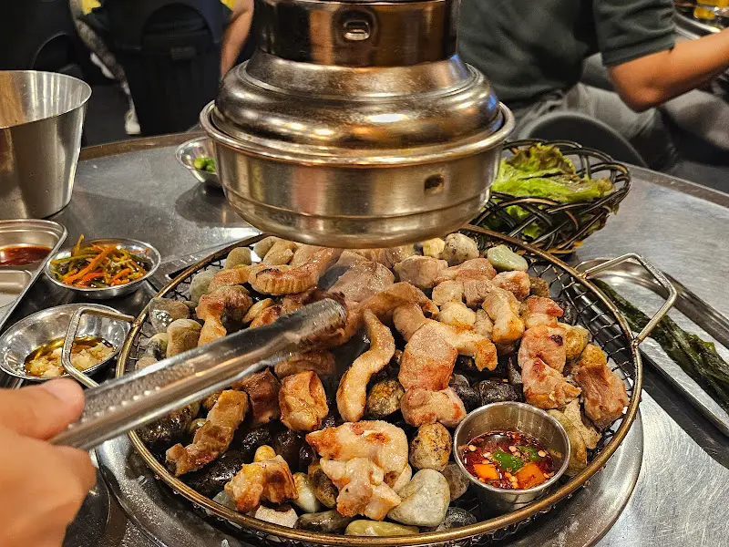 자갈 위에 구워지는 삼겹살