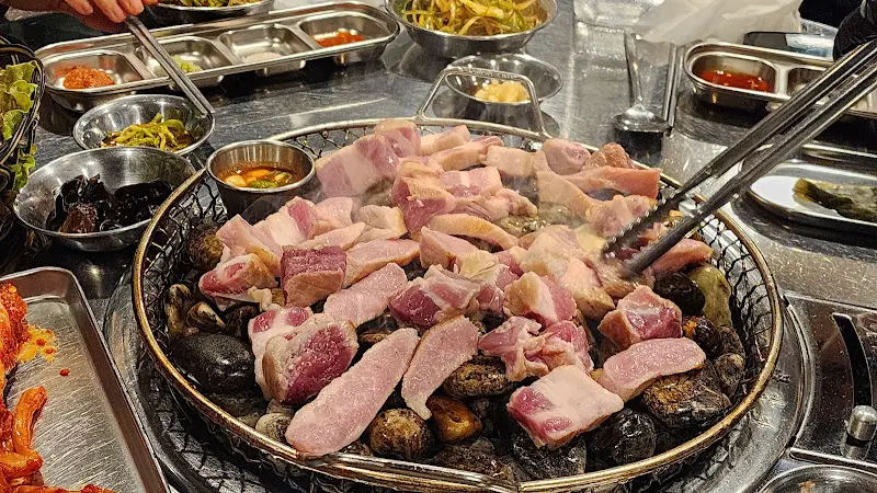 자갈 위 삼겹살