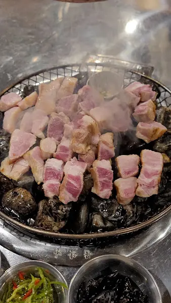 자갈 위 삼겹살