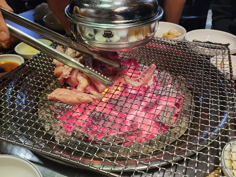 숯불 위에서 익어가는 닭갈비