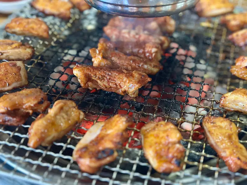 숯불 위에서 익어가는 닭 목살