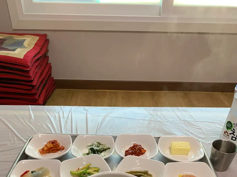 정갈하게 차려진 반찬들