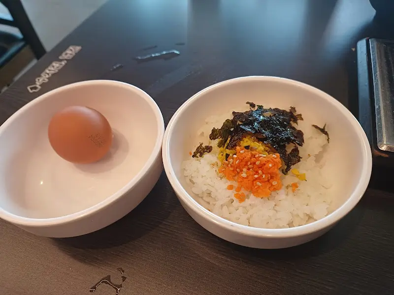 계란과 김치, 김가루가 들어간 죽