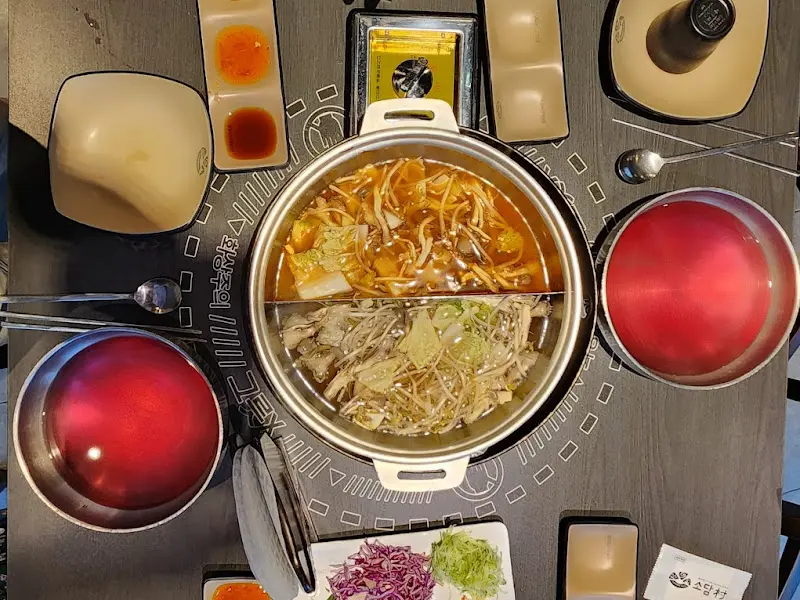 샤브샤브 육수와 다양한 소스