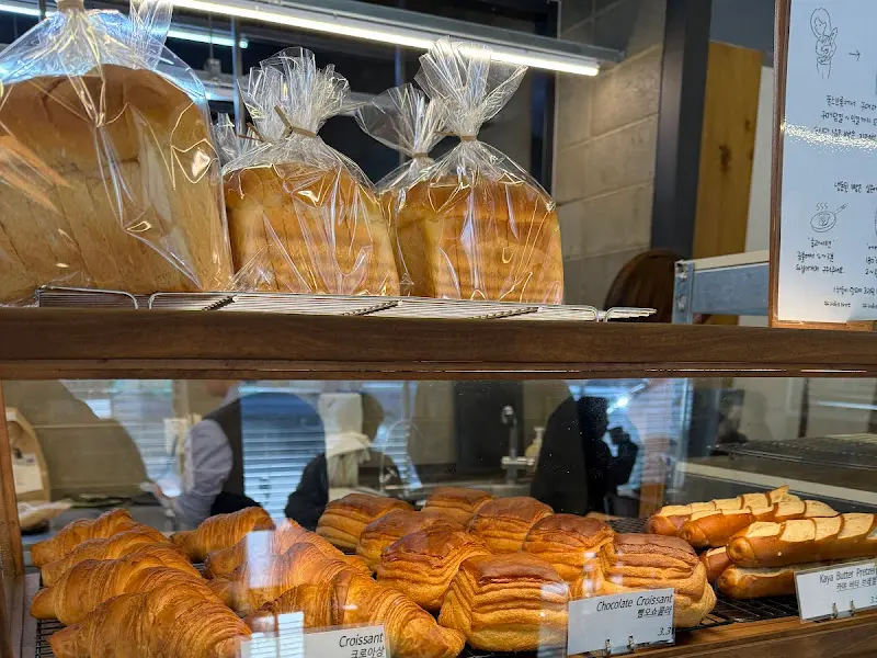 쇼케이스 위쪽에 진열된 다양한 빵들