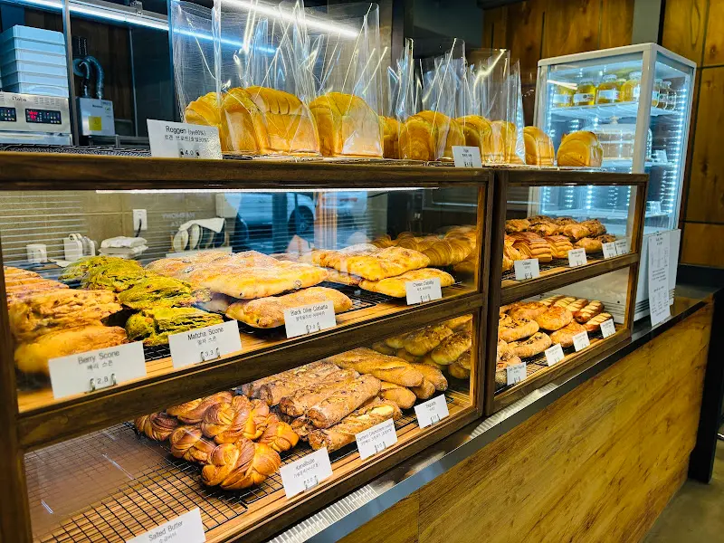 빵이 가득한 쇼케이스