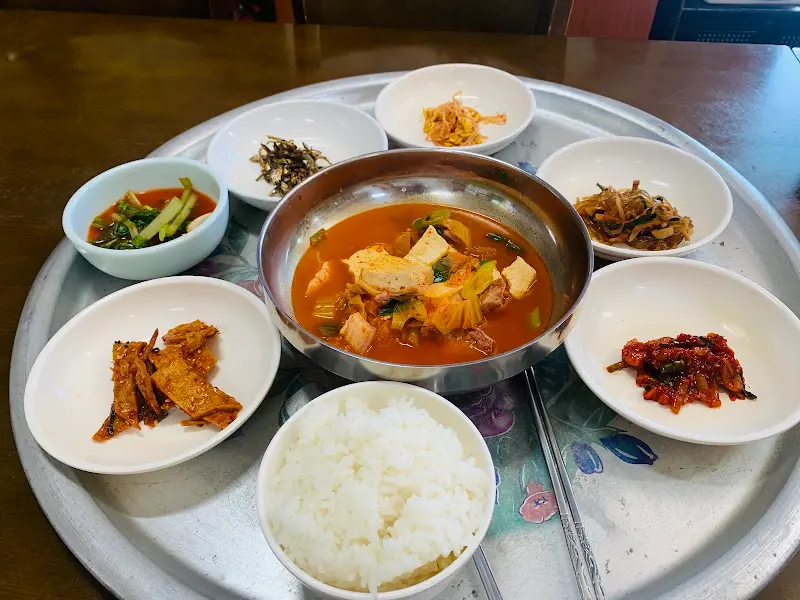 정갈하게 차려진 반찬과 김치찌개