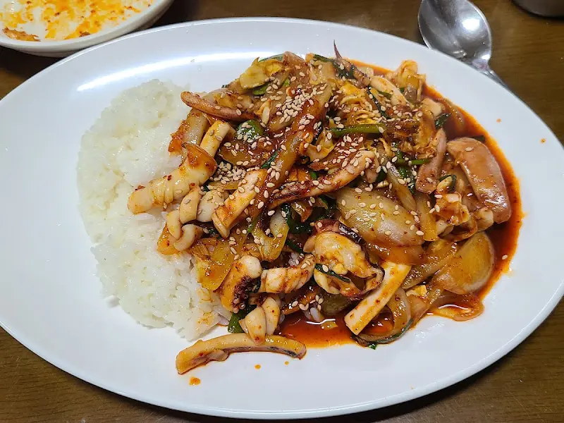 오징어덮밥 한 입 가득