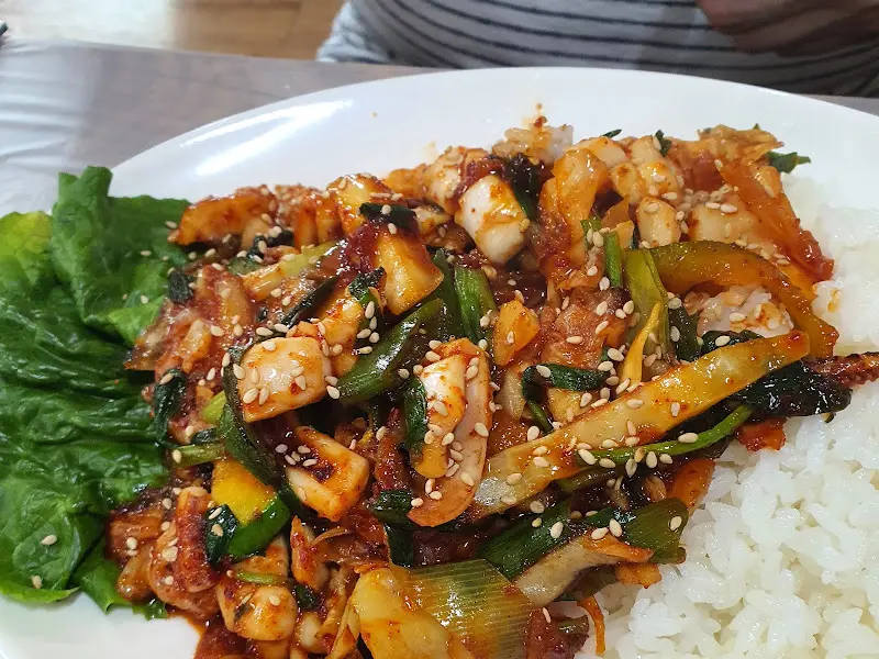 오징어덮밥과 신선한 채소