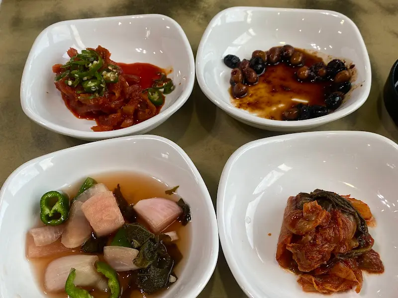 정갈하게 담긴 네 종류의 밑반찬