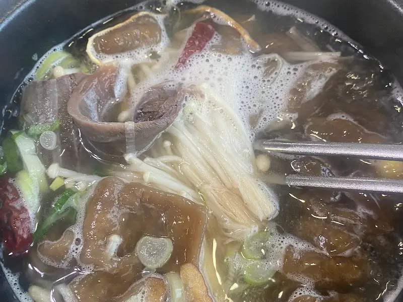 한약재 향이 은은하게 풍기는 도토리수제비