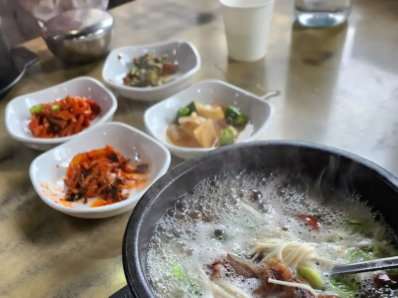 보글보글 끓고 있는 수제비와 정갈한 반찬들