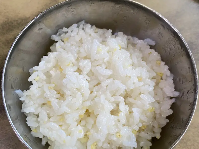 윤기가 흐르는 따뜻한 밥 한 공기