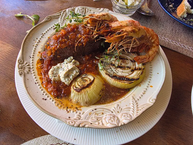 잭다니엘 소스의 깊은 풍미가 느껴지는 버터 스테이크