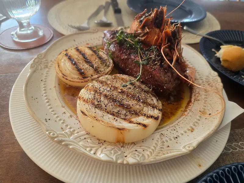 스테이크와 구운 양파의 조화