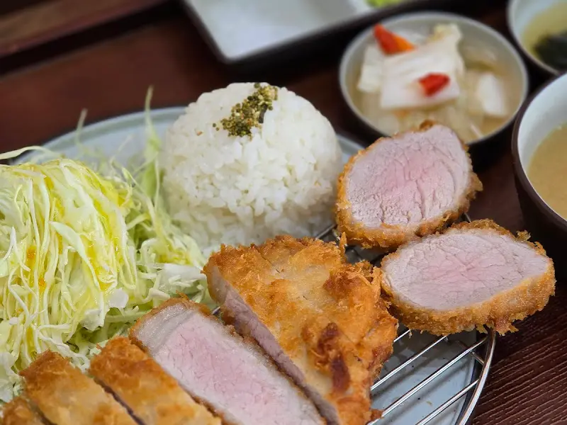 단면이 촉촉한 돈카츠