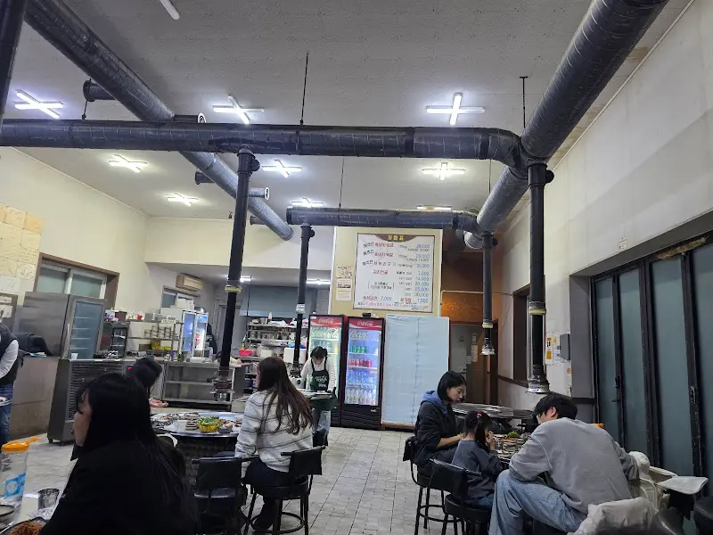 명리동식당 내부
