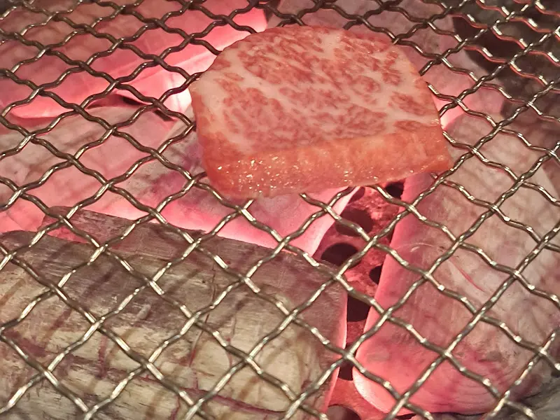 숯불 위에서 익어가는 소고기