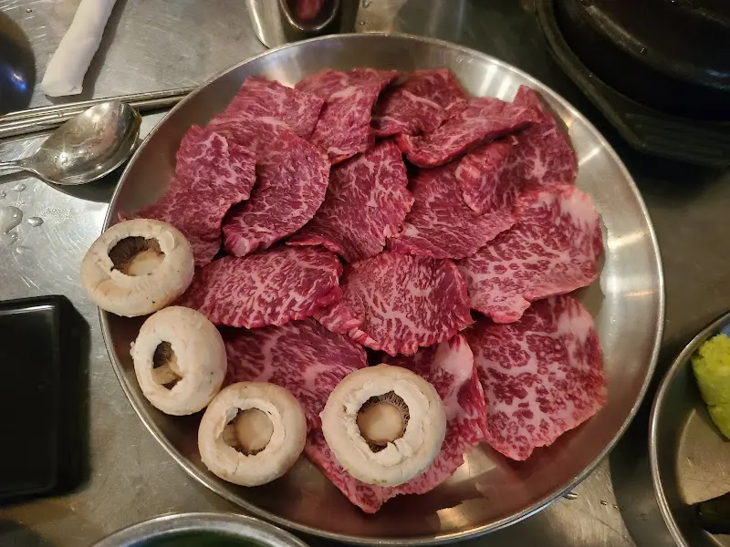 구워먹기 좋게 손질된 소고기와 버섯