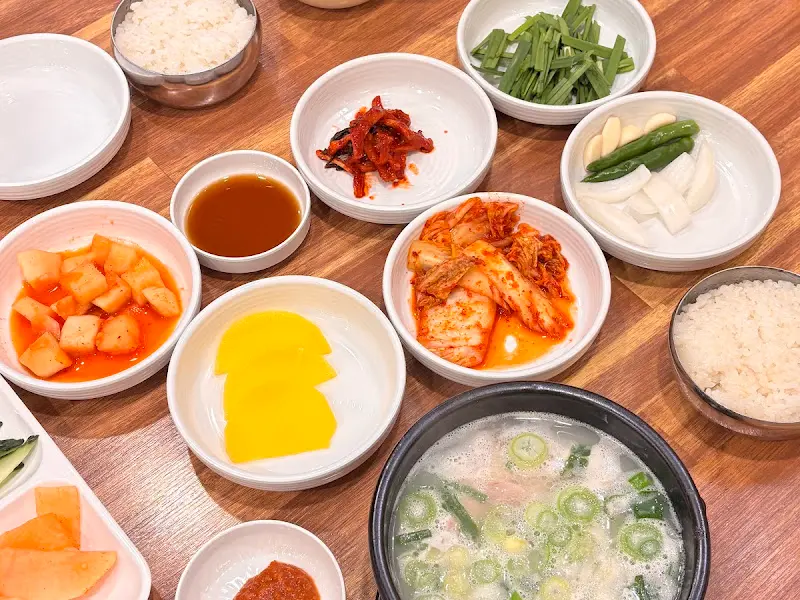 수육백반 정갈한 곁들임