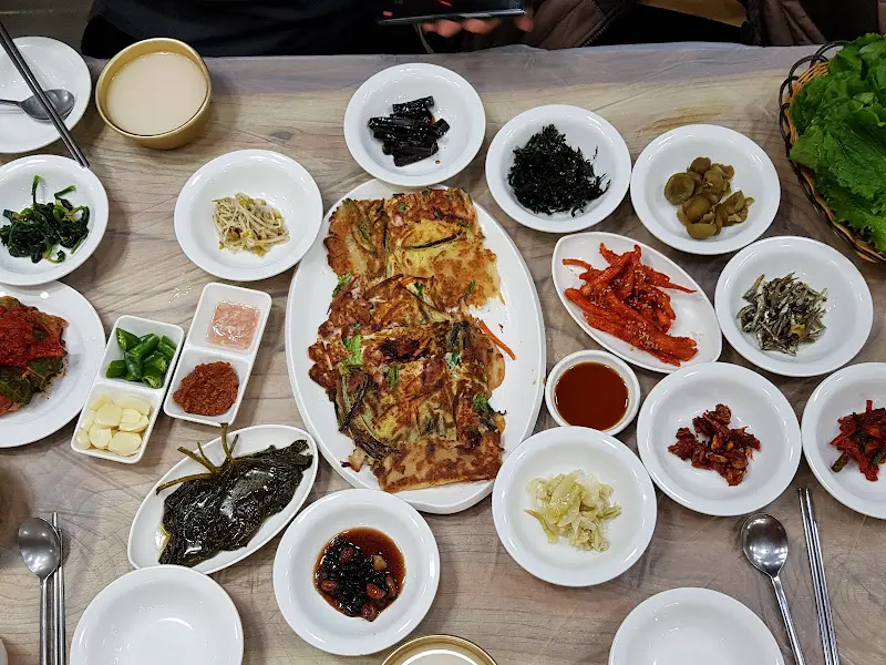 다양한 밑반찬과 보쌈, 파전