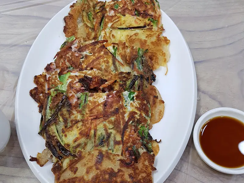 노릇하게 구워진 감자전