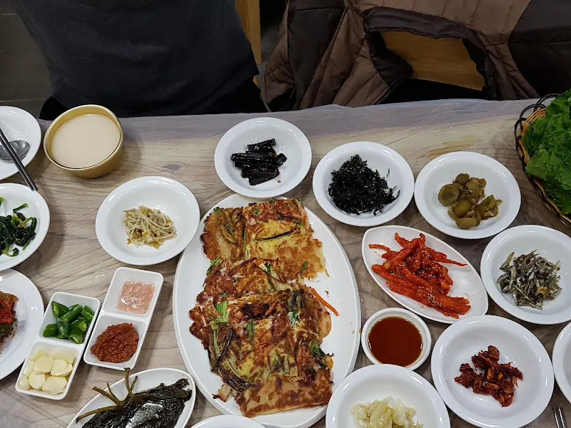 보쌈과 다양한 반찬들