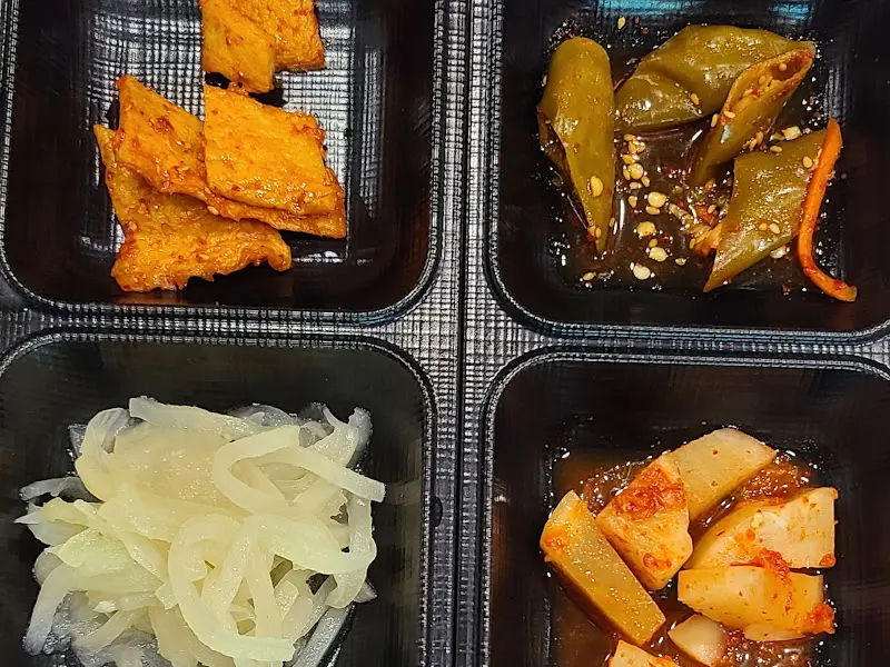 정갈하게 담겨 나온 밑반찬