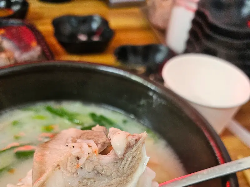 뽀얀 국물에 담긴 국밥