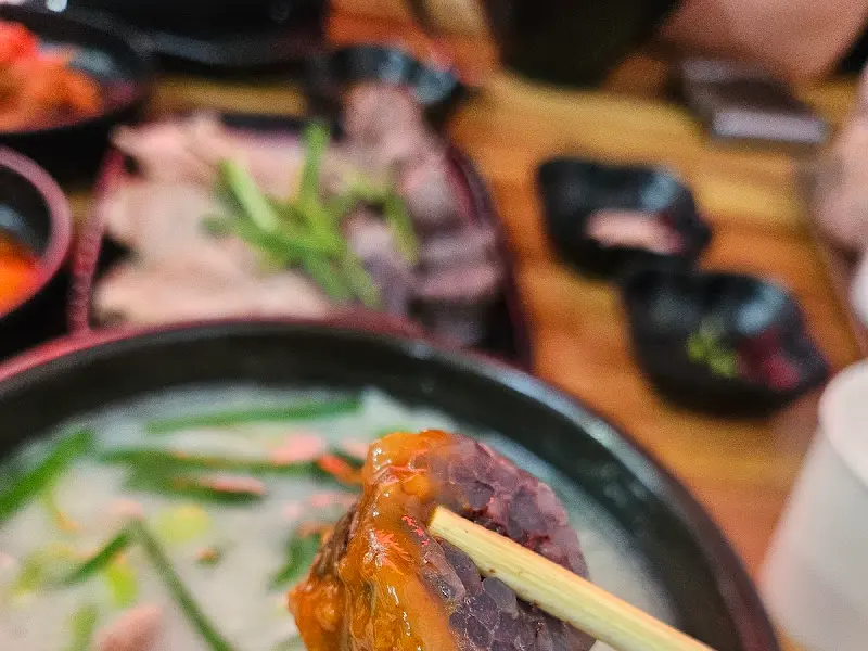 젓가락으로 집어 올린 순대