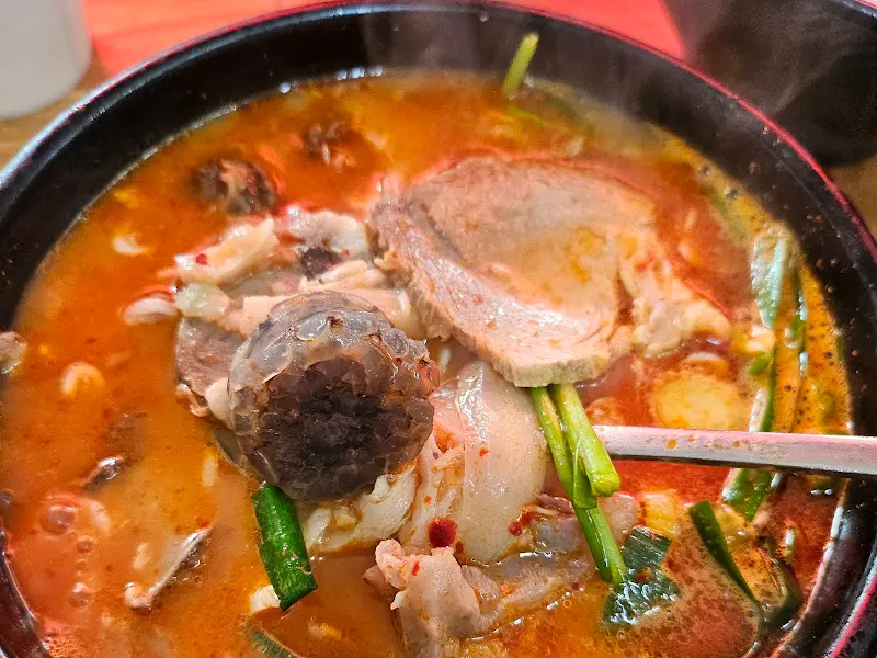 다진 양념을 푼 국밥