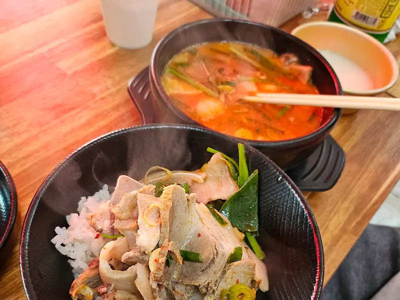 한 상 가득 차려진 국밥