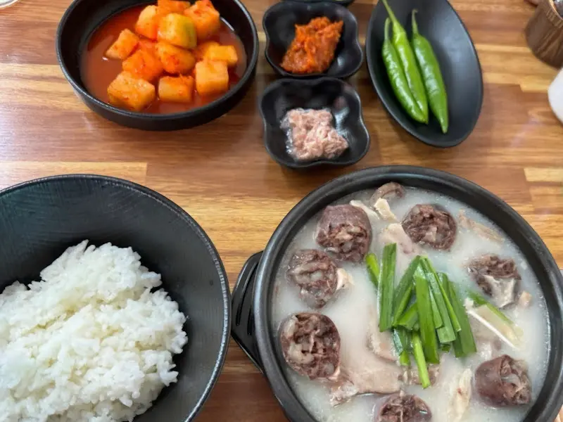 국밥과 함께 나오는 반찬들