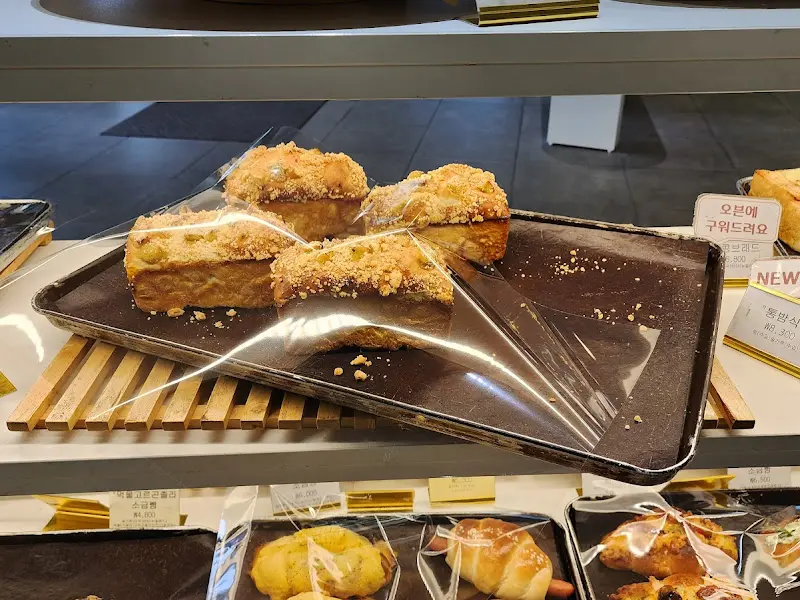 다양한 빵 진열