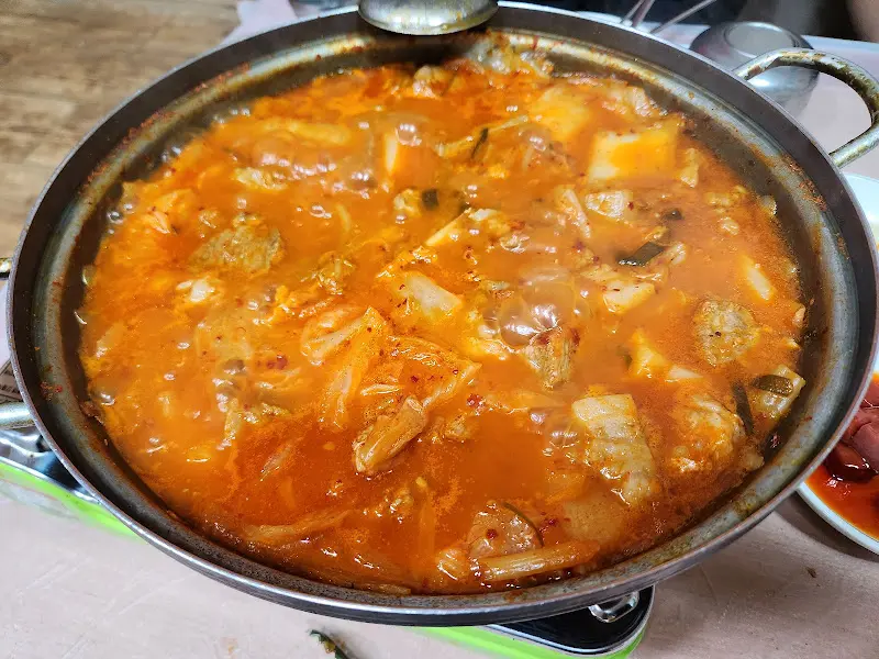 푸짐한 김치찌개 한 상