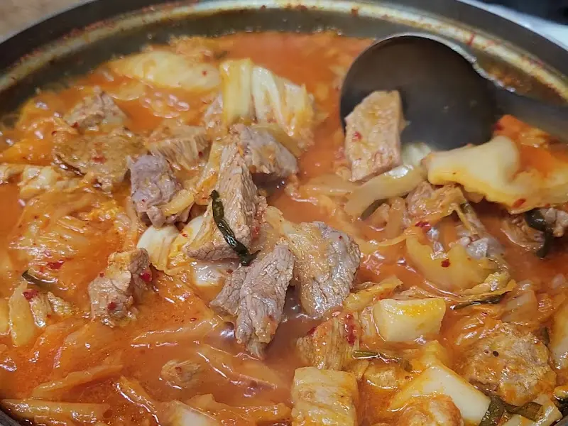김치찌개 속 푸짐한 돼지고기