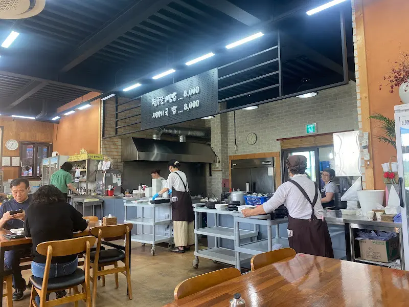 오픈형 주방 내부