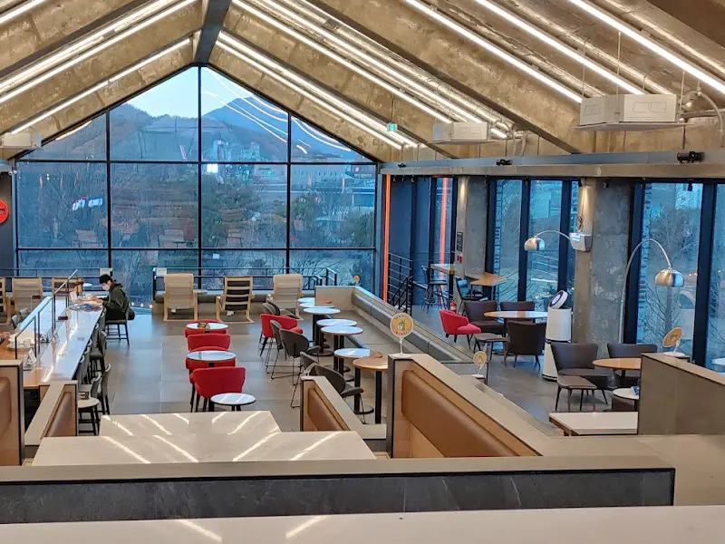 파스쿠찌 계룡DT점 2층의 계단식 좌석 공간