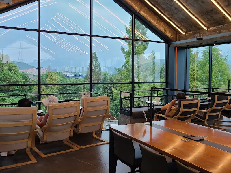 파스쿠찌 계룡DT점 창가 좌석에서 바라본 풍경